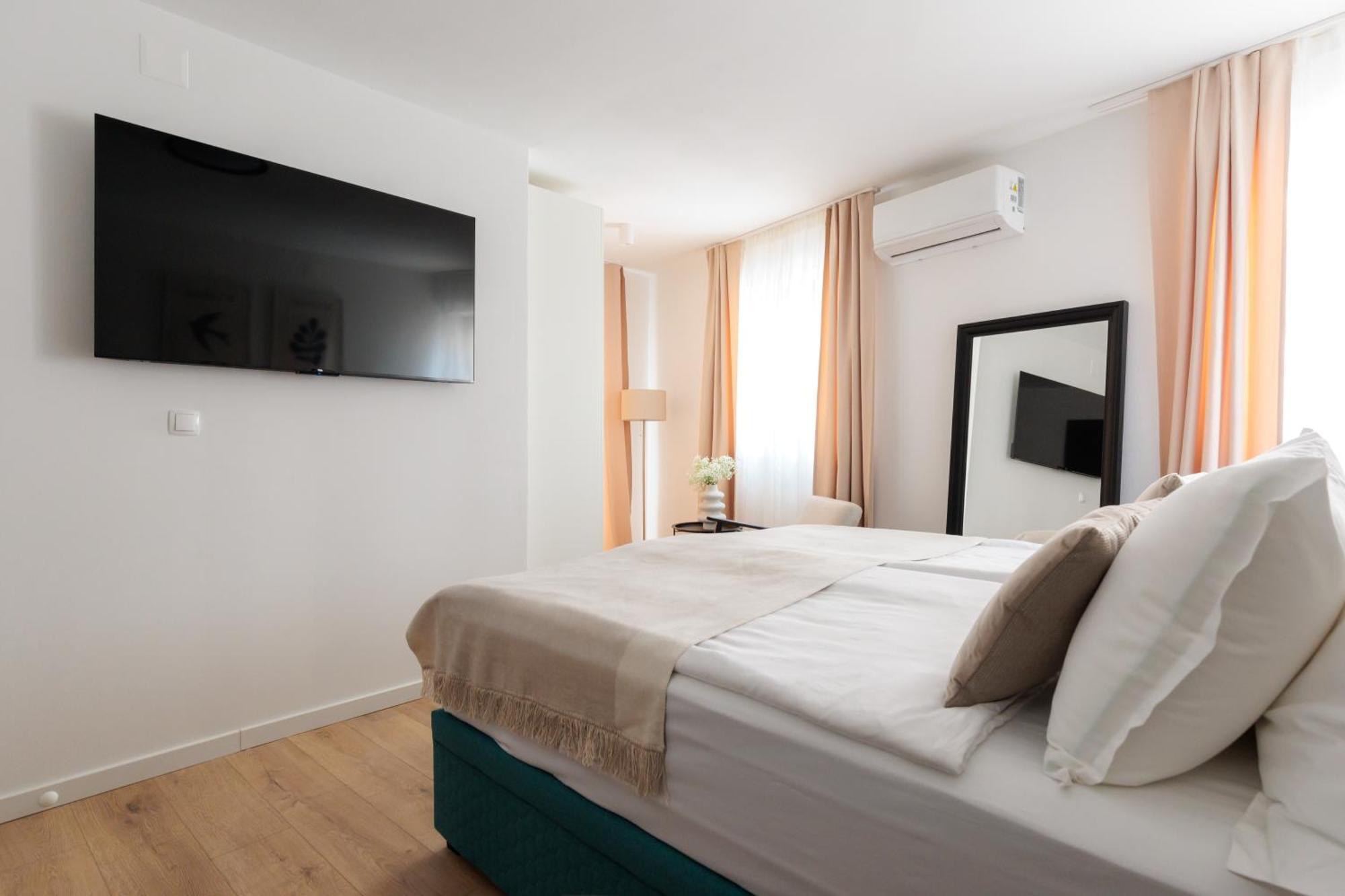 Barbara Ii - Luxury With Balcony Guest house