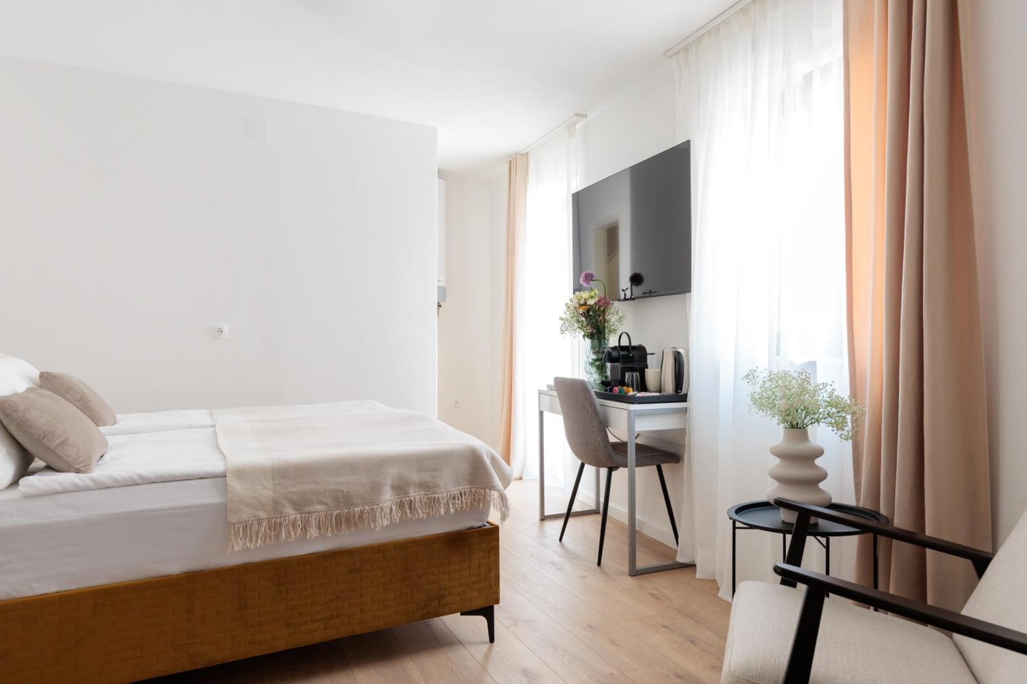 Barbara Ii - Luxury With Balcony
